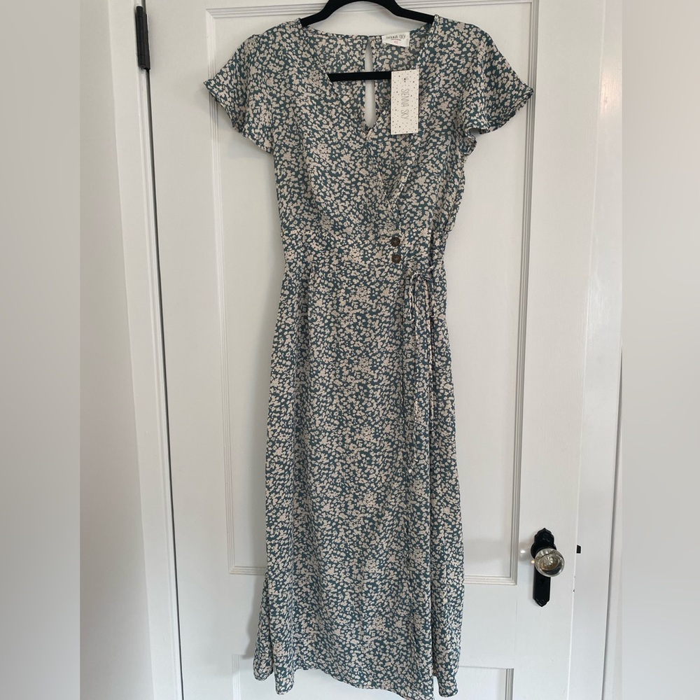 Sienna Sky VNeck Maxi Floral Print Dress Color: Green / Cream Size: XS